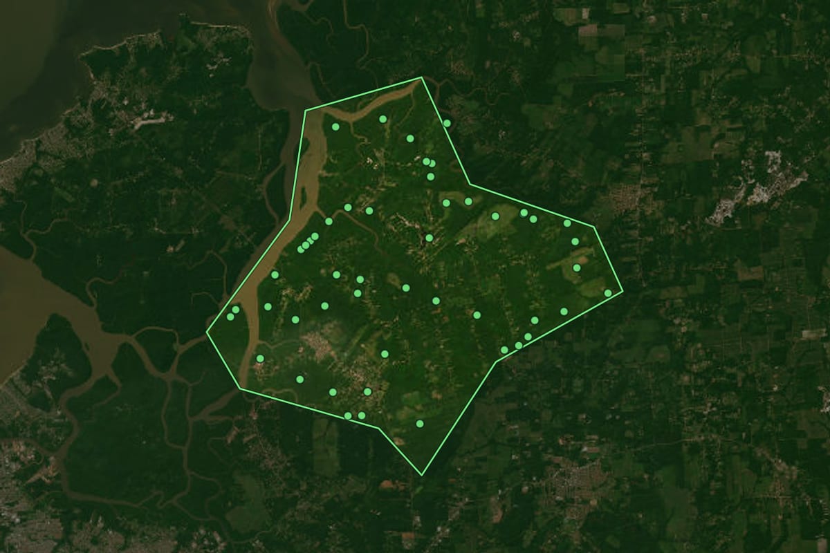 Imagem de satélite de Santa Bárbara do Pará (PA), com o contorno do município e a posição dos imóveis desta página.