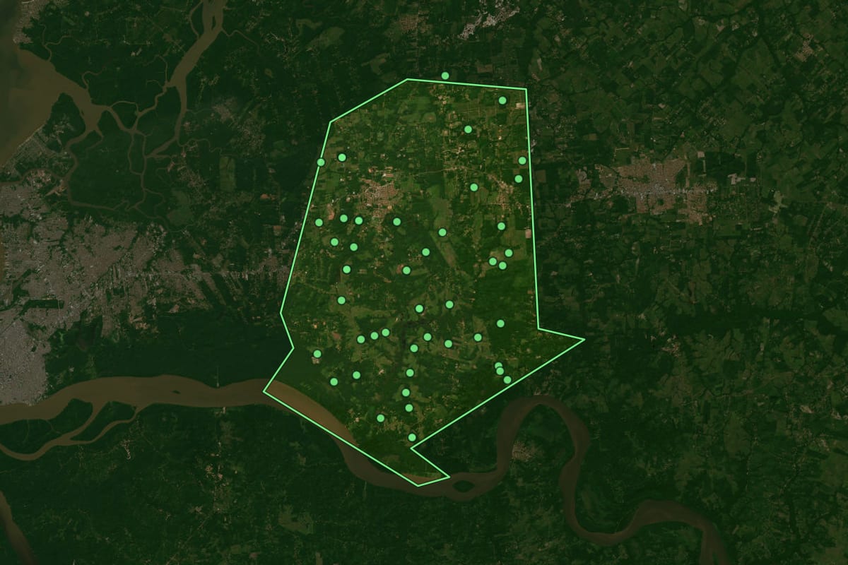 Imagem de satélite de Santa Izabel do Pará (PA), com o contorno do município e a posição dos imóveis desta página.