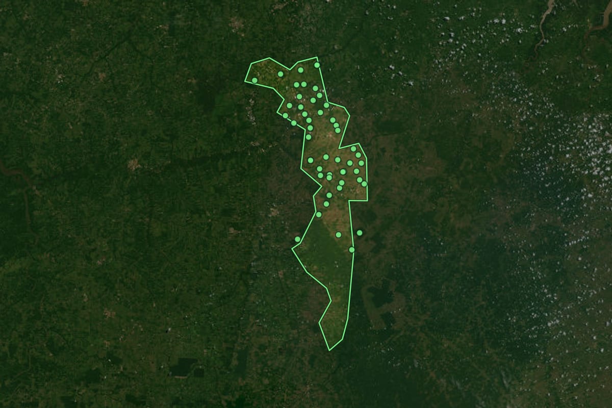 Imagem de satélite de Santa Luzia do Pará (PA), com o contorno do município e a posição dos imóveis desta página.