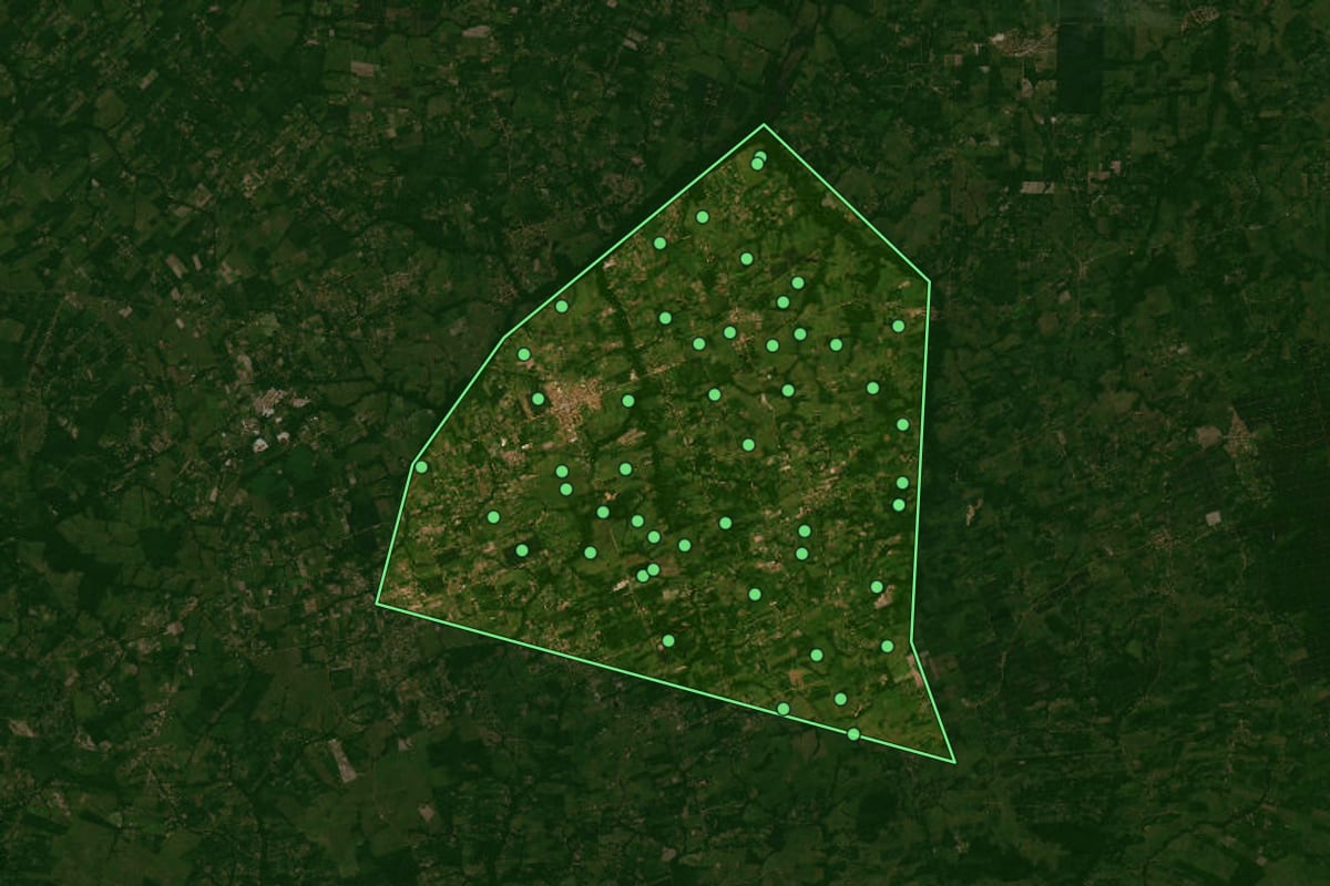 Imagem de satélite de Santa Maria do Pará (PA), com o contorno do município e a posição dos imóveis desta página.