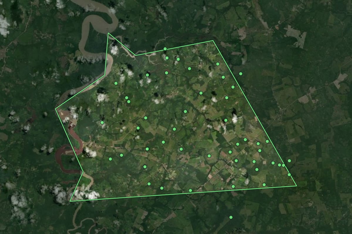 Imagem de satélite de Santarém Novo (PA), com o contorno do município e a posição dos imóveis desta página.