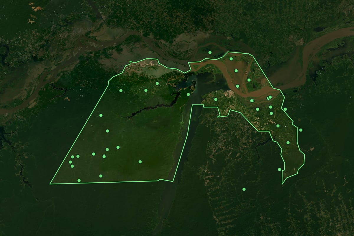 Imagem de satélite de Santarém (PA), com o contorno do município e a posição dos imóveis desta página.