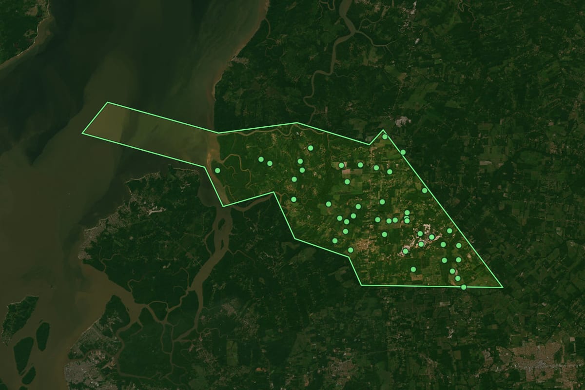 Imagem de satélite de Santo Antônio do Tauá (PA), com o contorno do município e a posição dos imóveis desta página.