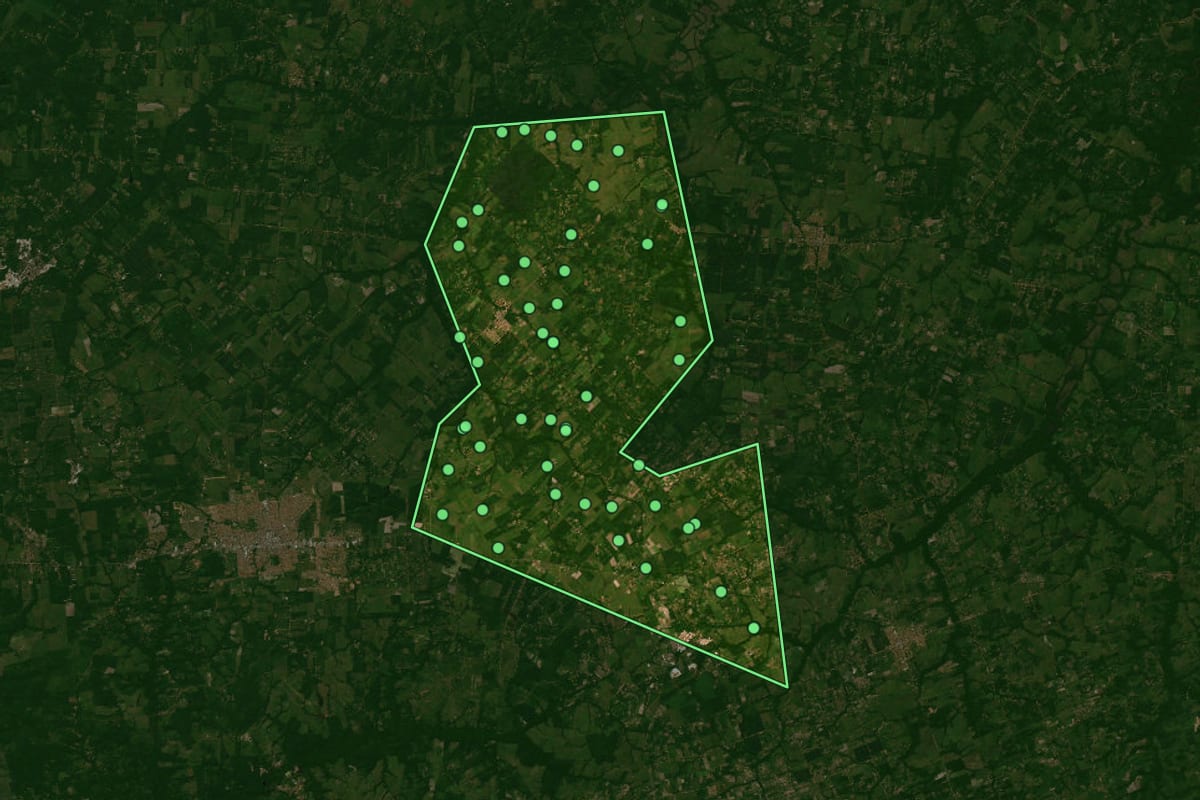 Imagem de satélite de São Francisco do Pará (PA), com o contorno do município e a posição dos imóveis desta página.