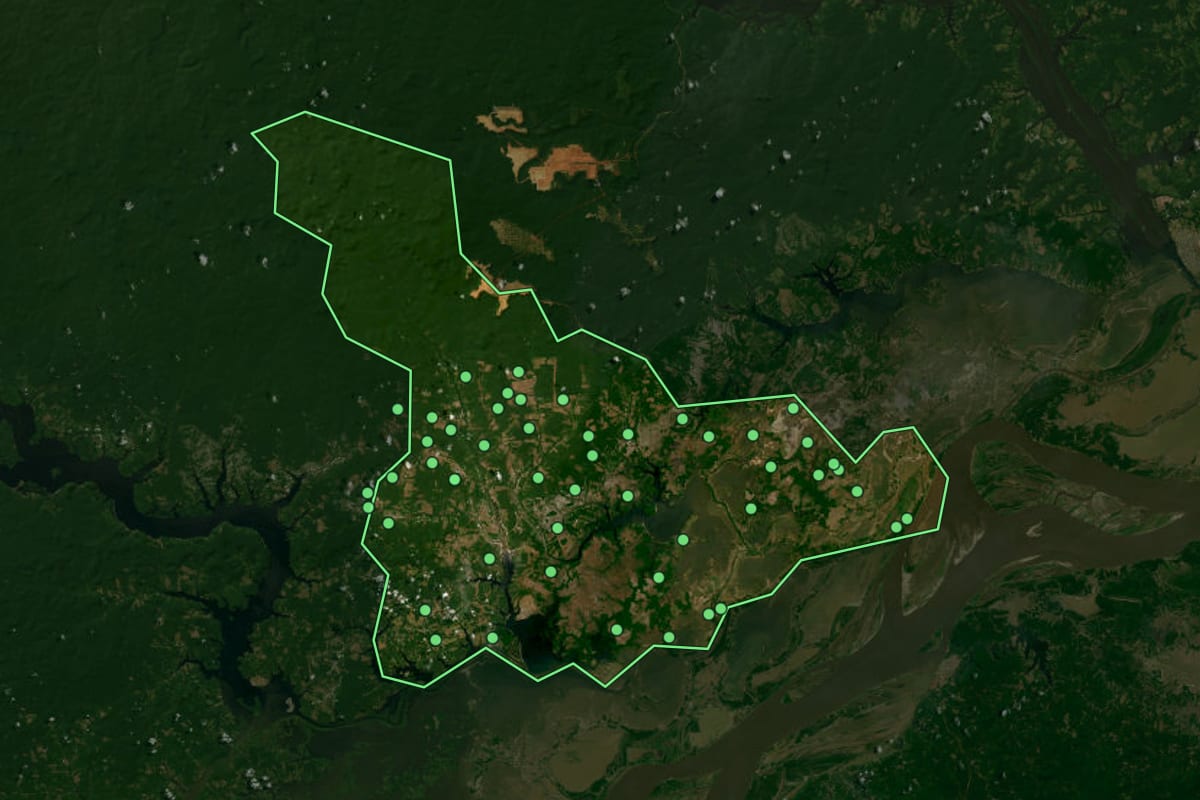 Imagem de satélite de Terra Santa (PA), com o contorno do município e a posição dos imóveis desta página.