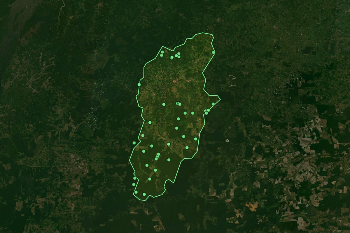 Imagem de satélite de Tomé-Açu (PA), com o contorno do município e a posição dos imóveis desta página.