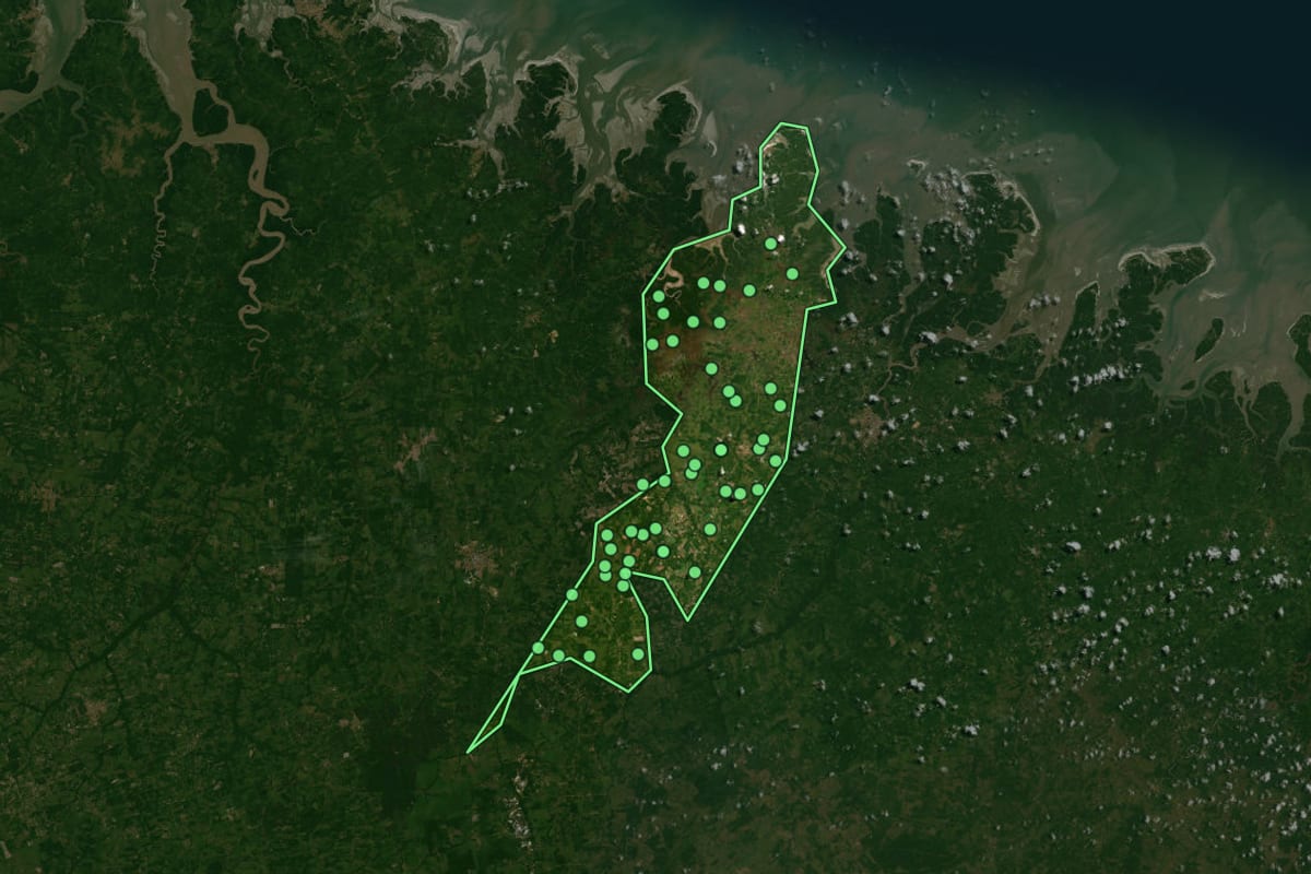 Imagem de satélite de Tracuateua (PA), com o contorno do município e a posição dos imóveis desta página.