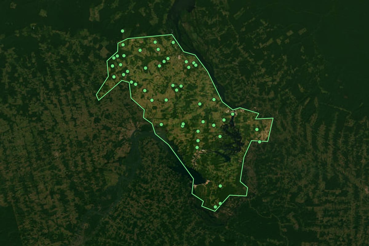 Imagem de satélite de Vitória do Xingu (PA), com o contorno do município e a posição dos imóveis desta página.