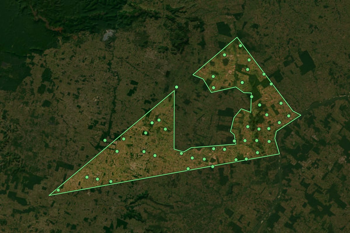 Imagem de satélite de Xinguara (PA), com o contorno do município e a posição dos imóveis desta página.