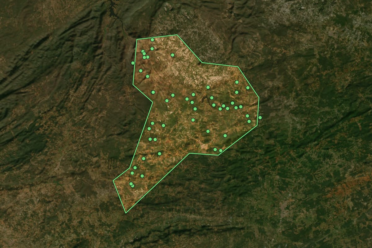 Imagem de satélite de Água Branca (PB), com o contorno do município e a posição dos imóveis desta página.