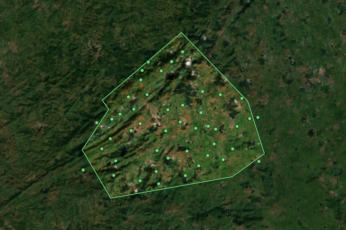 Imagem de satélite de Alagoa Grande (PB), com o contorno do município e a posição dos imóveis desta página.