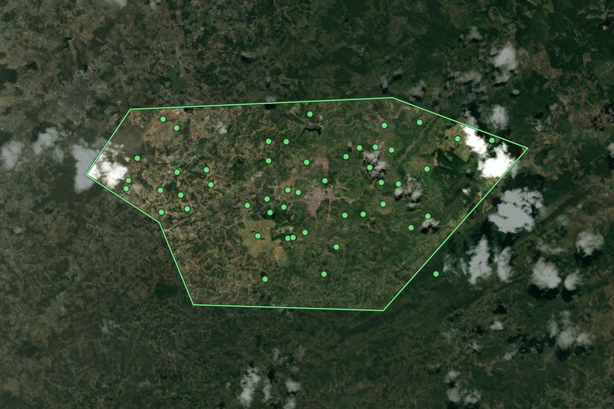 Imagem de satélite de Alagoa Nova (PB), com o contorno do município e a posição dos imóveis desta página.