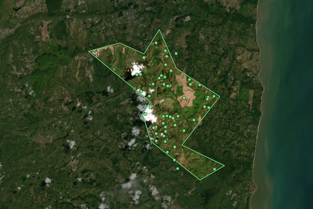 Imagem de satélite de Alhandra (PB), com o contorno do município e a posição dos imóveis desta página.