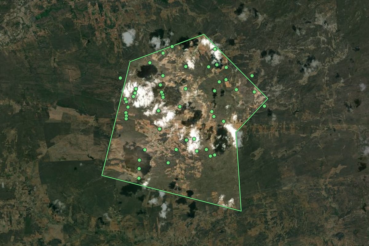Imagem de satélite de Amparo (PB), com o contorno do município e a posição dos imóveis desta página.
