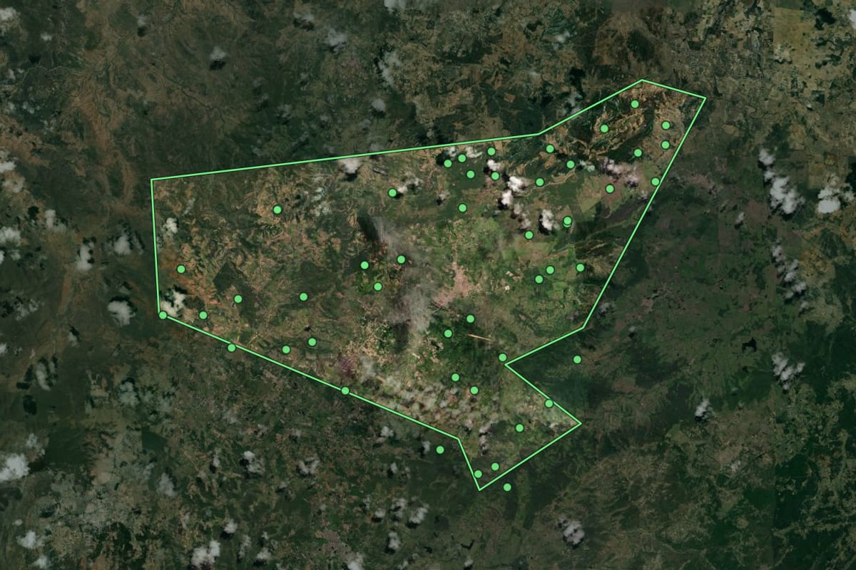 Imagem de satélite de Araruna (PB), com o contorno do município e a posição dos imóveis desta página.