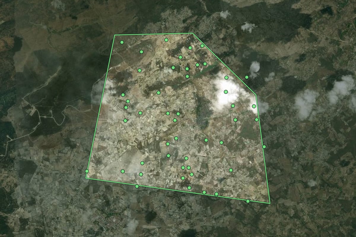 Imagem de satélite de Areial (PB), com o contorno do município e a posição dos imóveis desta página.
