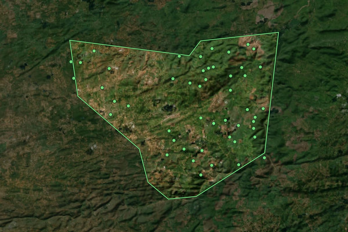 Imagem de satélite de Aroeiras (PB), com o contorno do município e a posição dos imóveis desta página.