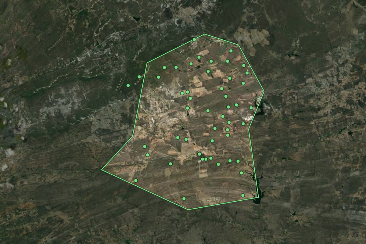 Imagem de satélite de Assunção (PB), com o contorno do município e a posição dos imóveis desta página.