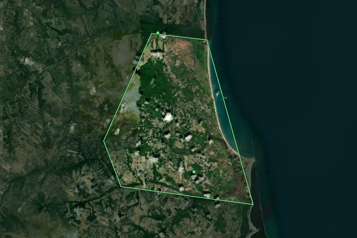 Imagem de satélite de Baía da Traição (PB), com o contorno do município e a posição dos imóveis desta página.