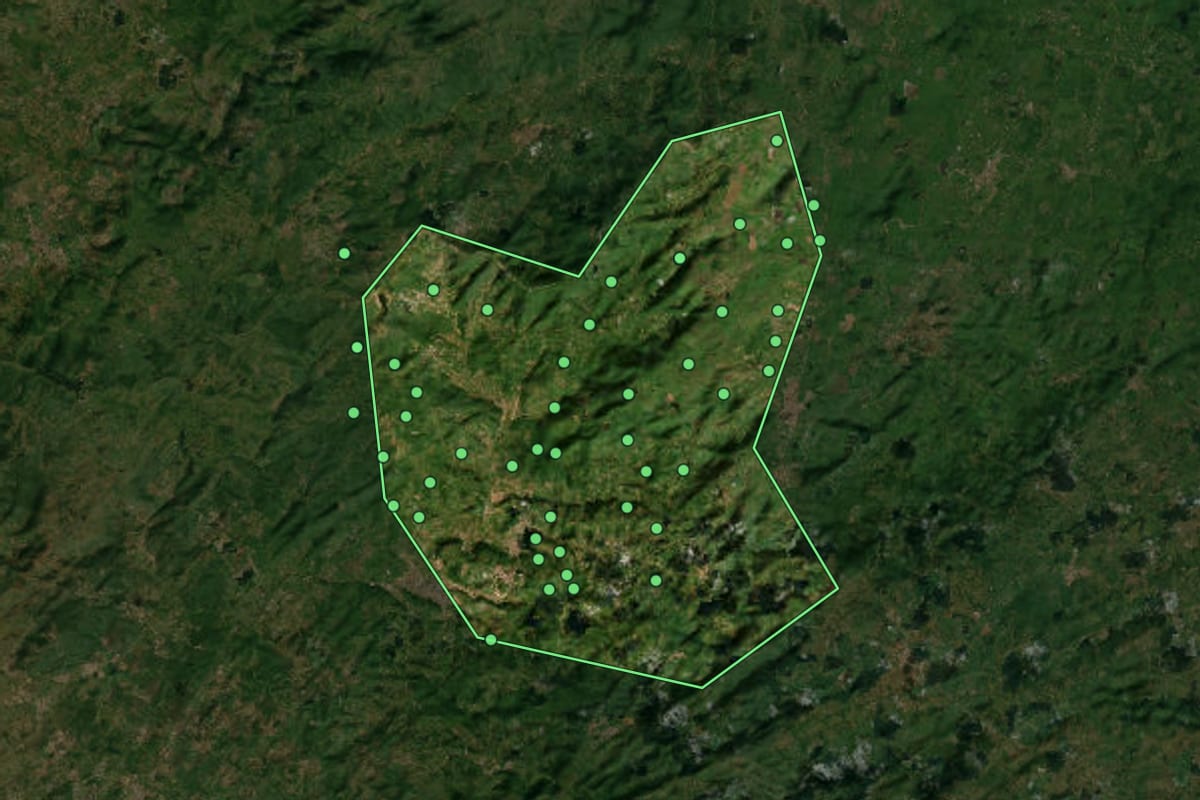 Imagem de satélite de Bananeiras (PB), com o contorno do município e a posição dos imóveis desta página.