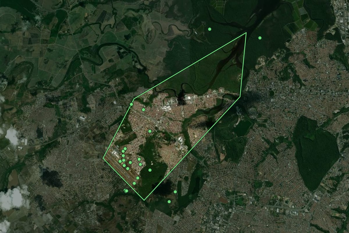 Imagem de satélite de Bayeux (PB), com o contorno do município e a posição dos imóveis desta página.