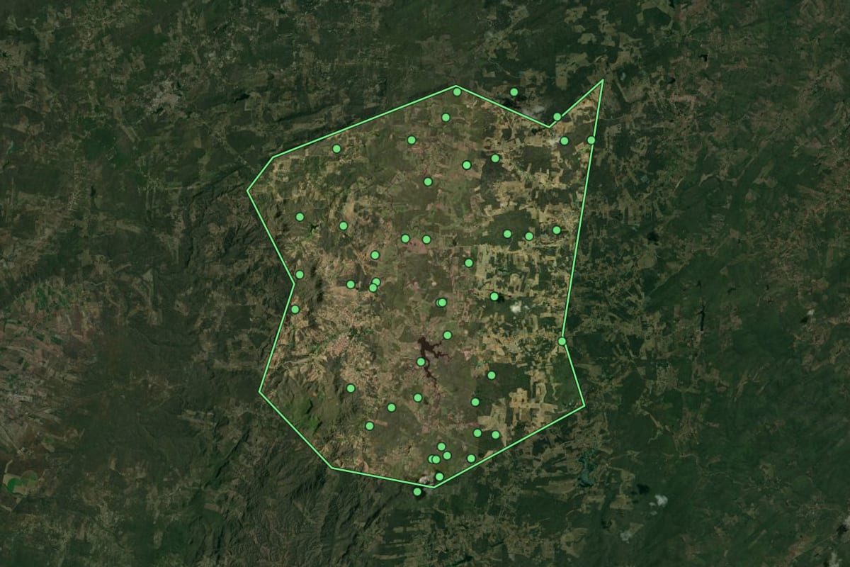 Imagem de satélite de Bonito de Santa Fé (PB), com o contorno do município e a posição dos imóveis desta página.