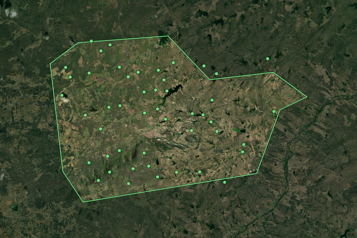 Imagem de satélite de Brejo do Cruz (PB), com o contorno do município e a posição dos imóveis desta página.