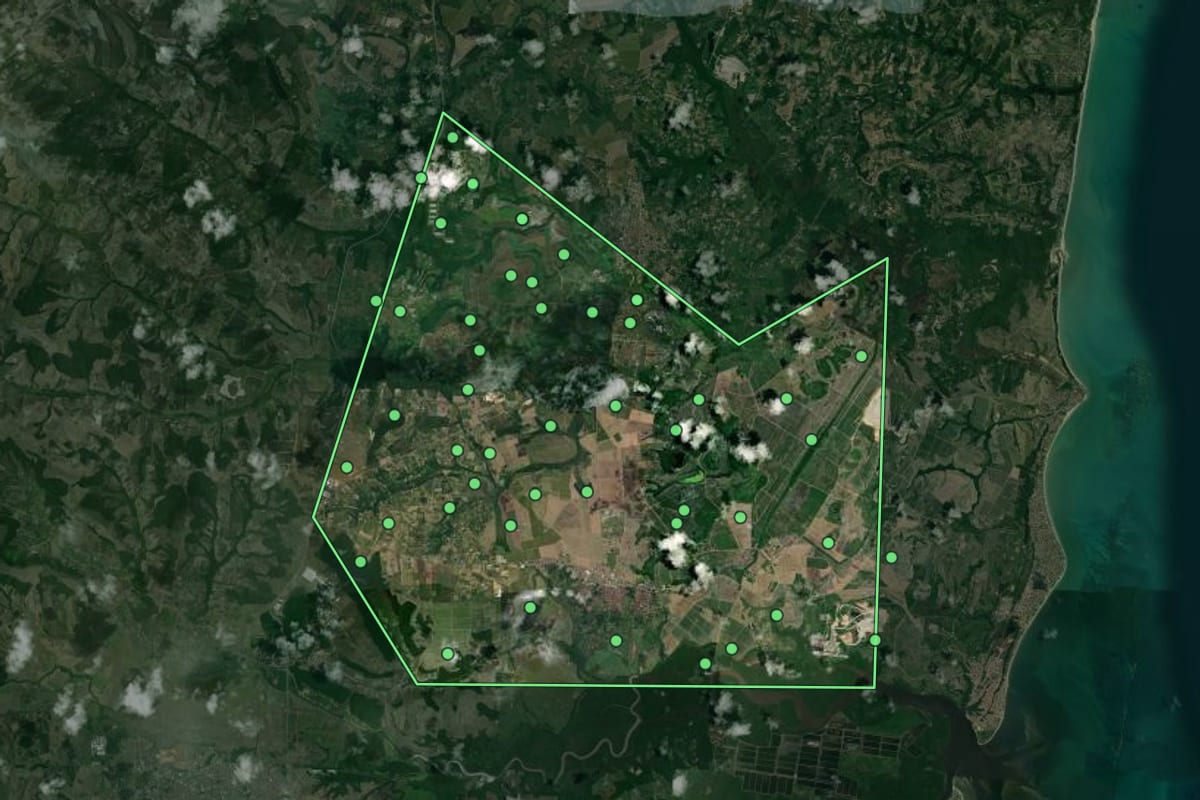 Imagem de satélite de Caaporã (PB), com o contorno do município e a posição dos imóveis desta página.