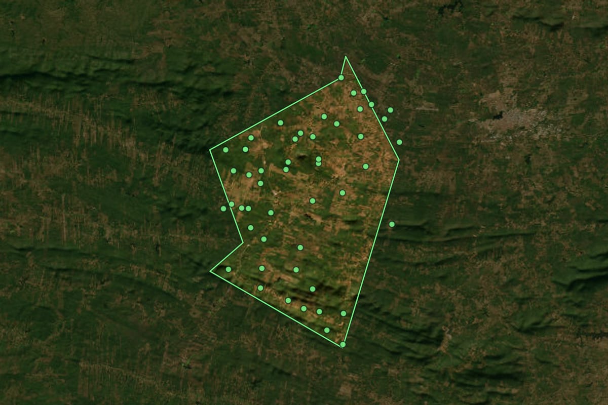 Imagem de satélite de Cachoeira dos Índios (PB), com o contorno do município e a posição dos imóveis desta página.
