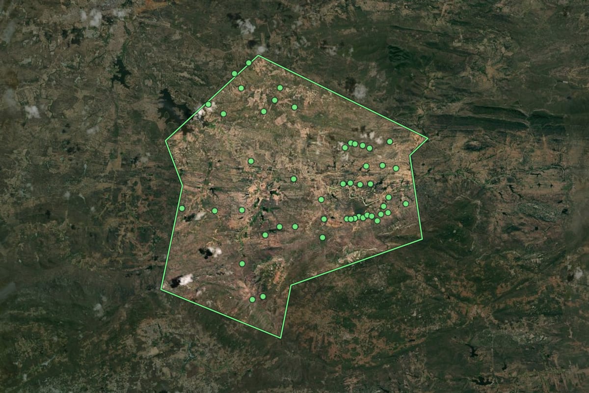 Imagem de satélite de Cacimba de Areia (PB), com o contorno do município e a posição dos imóveis desta página.