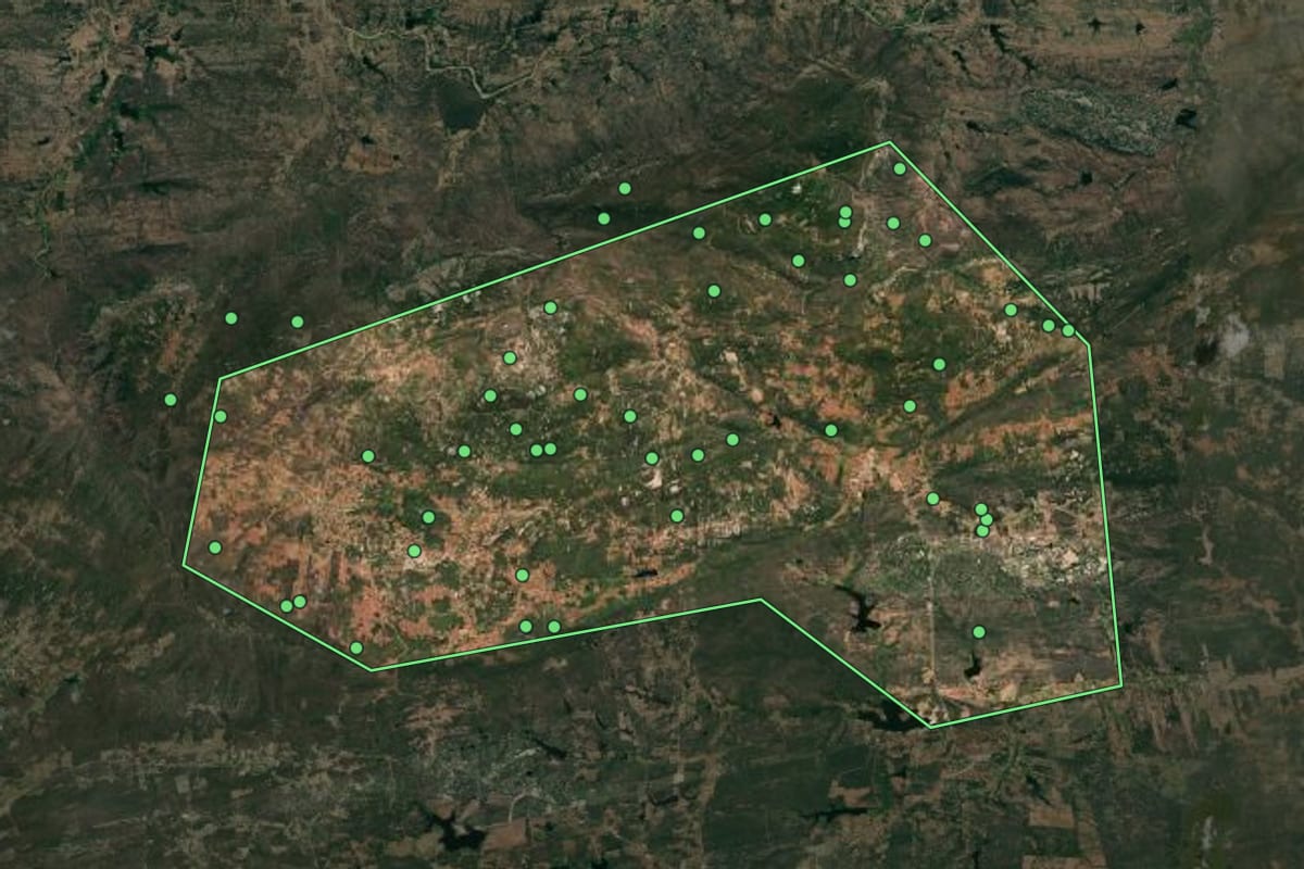 Imagem de satélite de Cacimbas (PB), com o contorno do município e a posição dos imóveis desta página.