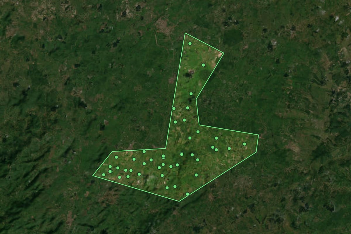 Imagem de satélite de Caiçara (PB), com o contorno do município e a posição dos imóveis desta página.