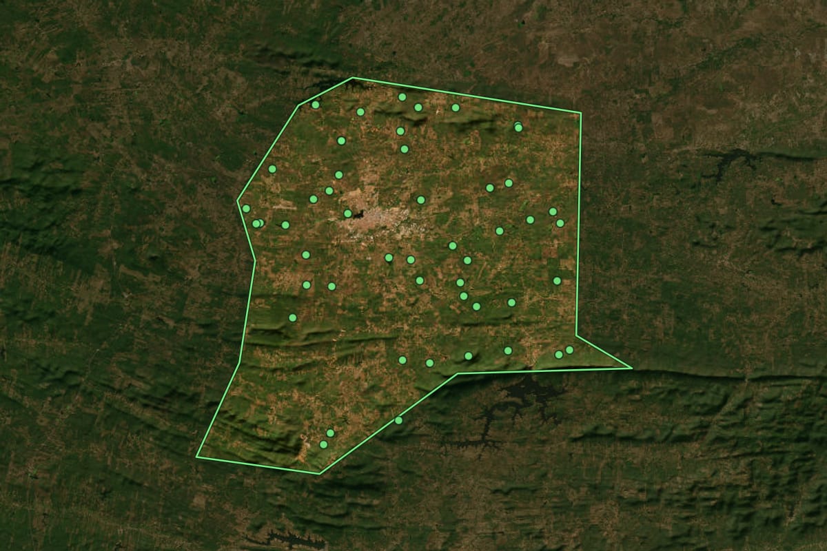 Imagem de satélite de Cajazeiras (PB), com o contorno do município e a posição dos imóveis desta página.