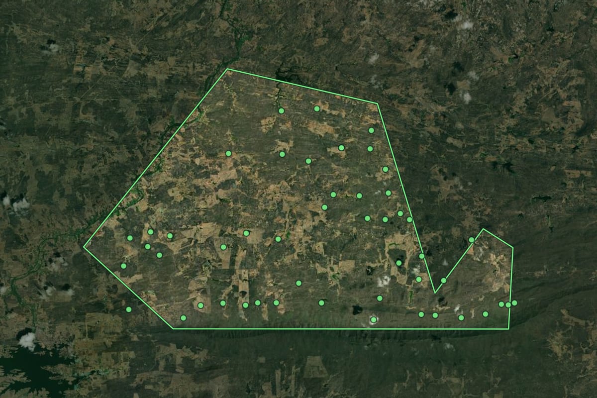 Imagem de satélite de Cajazeirinhas (PB), com o contorno do município e a posição dos imóveis desta página.