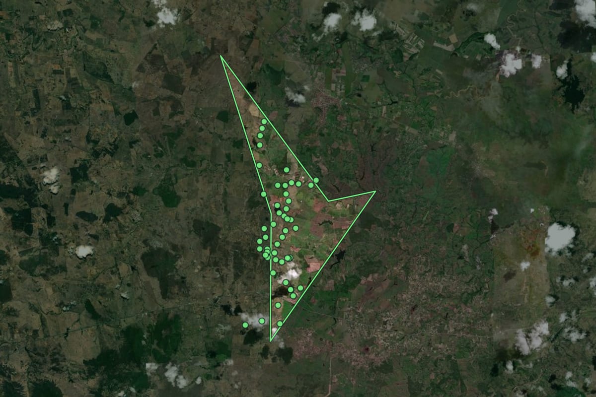 Imagem de satélite de Caldas Brandão (PB), com o contorno do município e a posição dos imóveis desta página.