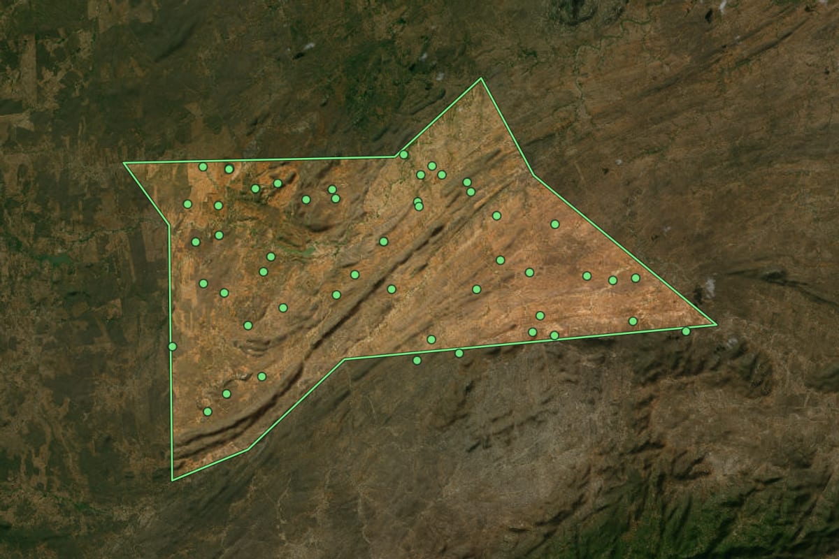 Imagem de satélite de Camalaú (PB), com o contorno do município e a posição dos imóveis desta página.
