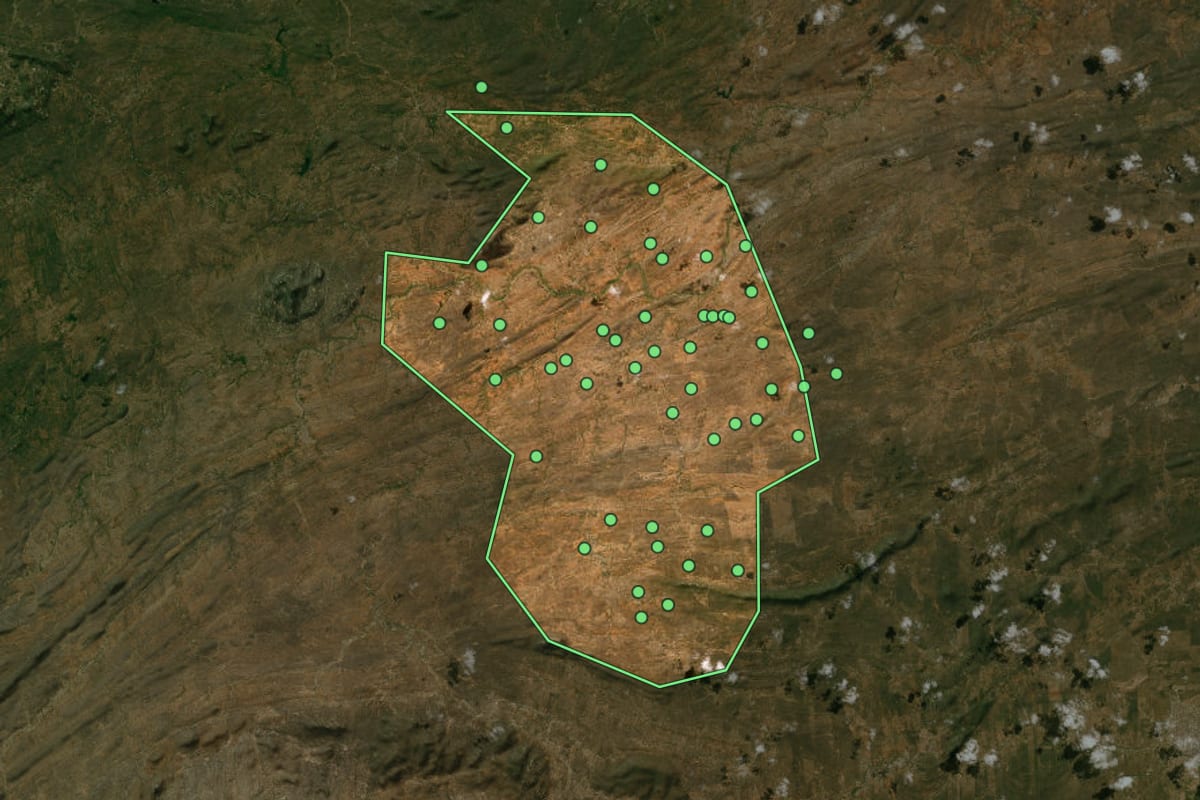 Imagem de satélite de Caraúbas (PB), com o contorno do município e a posição dos imóveis desta página.