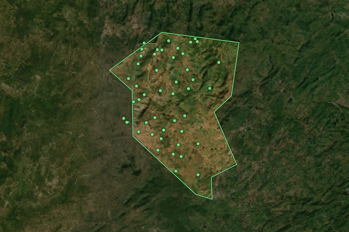 Imagem de satélite de Casserengue (PB), com o contorno do município e a posição dos imóveis desta página.