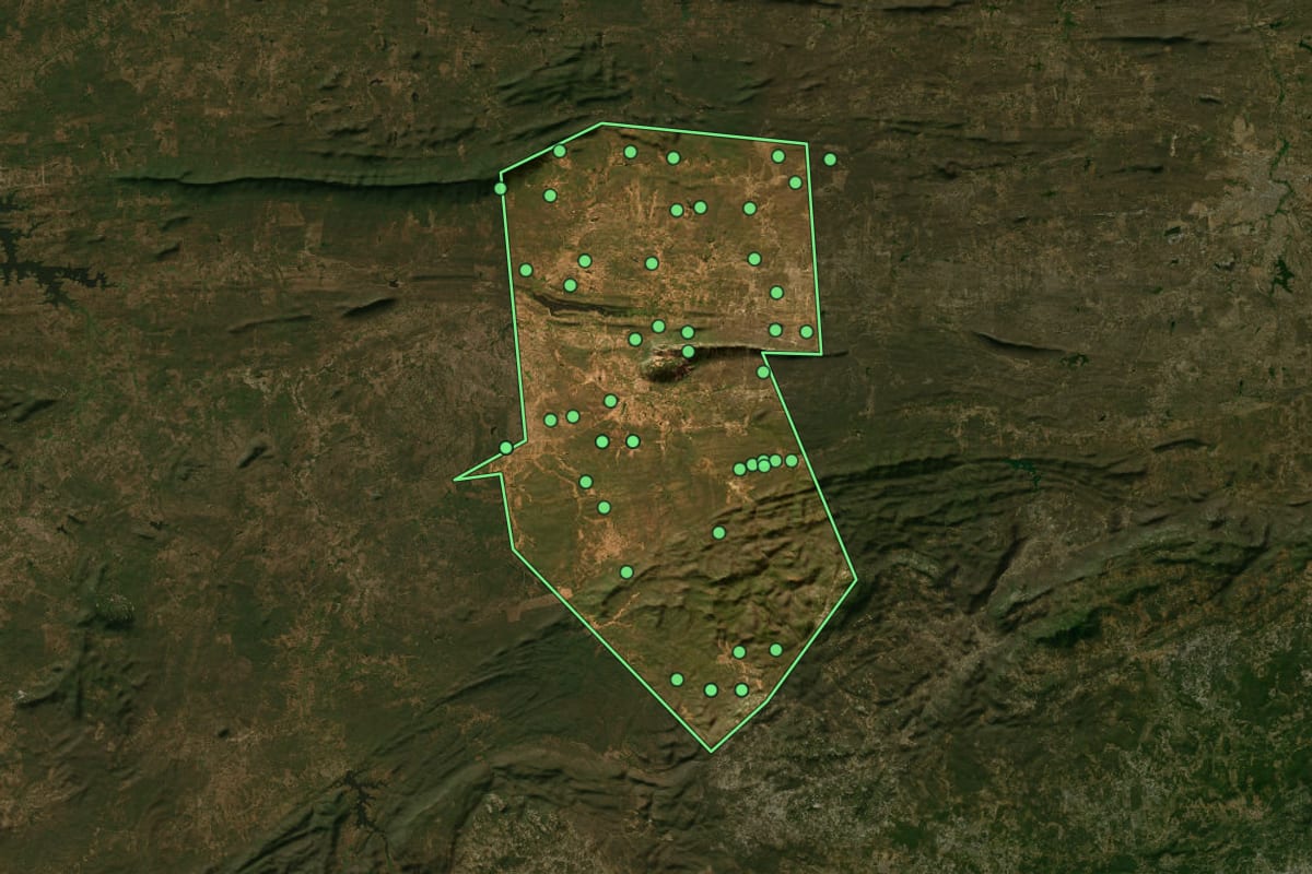 Imagem de satélite de Catingueira (PB), com o contorno do município e a posição dos imóveis desta página.