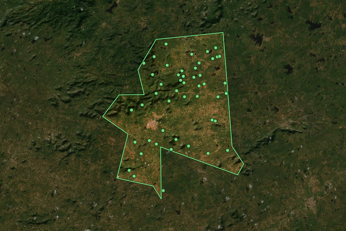 Imagem de satélite de Catolé do Rocha (PB), com o contorno do município e a posição dos imóveis desta página.