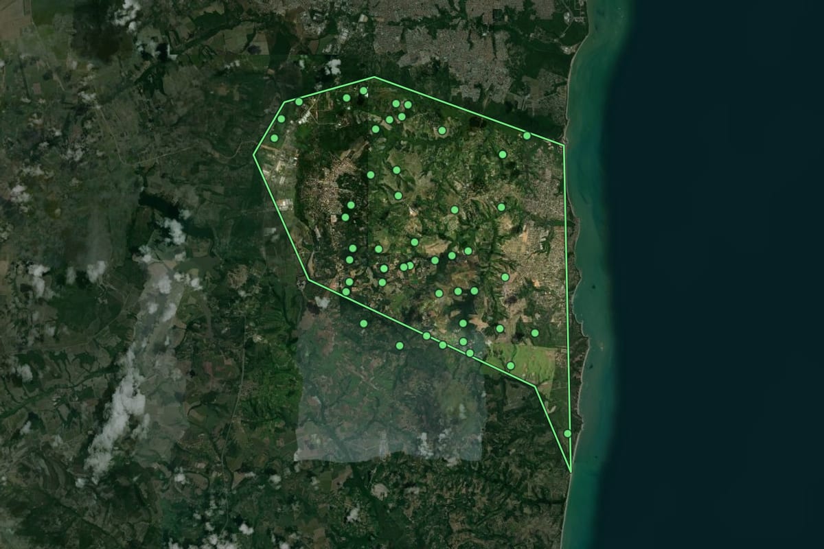 Imagem de satélite de Conde (PB), com o contorno do município e a posição dos imóveis desta página.