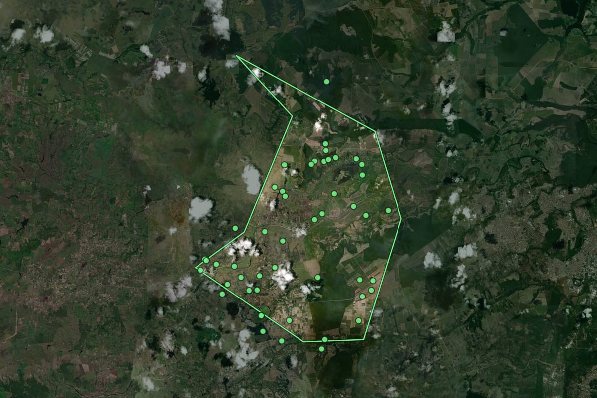 Imagem de satélite de Cruz do Espírito Santo (PB), com o contorno do município e a posição dos imóveis desta página.