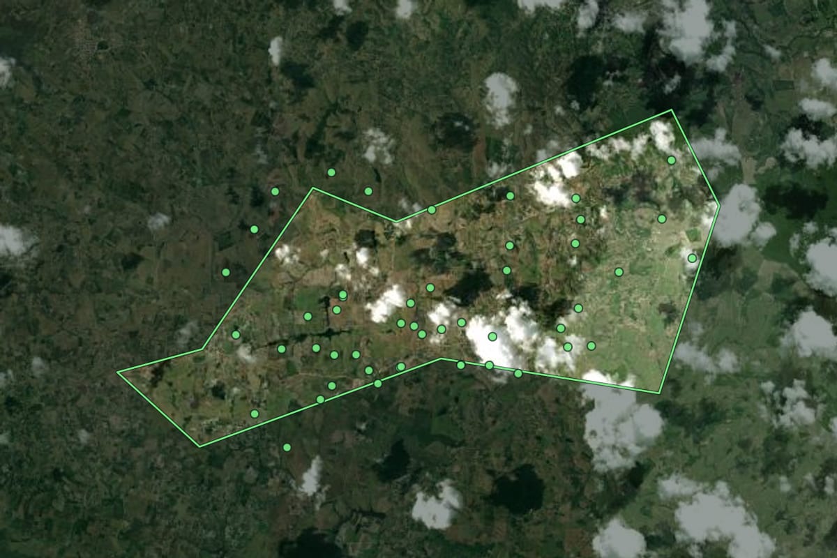 Imagem de satélite de Curral de Cima (PB), com o contorno do município e a posição dos imóveis desta página.