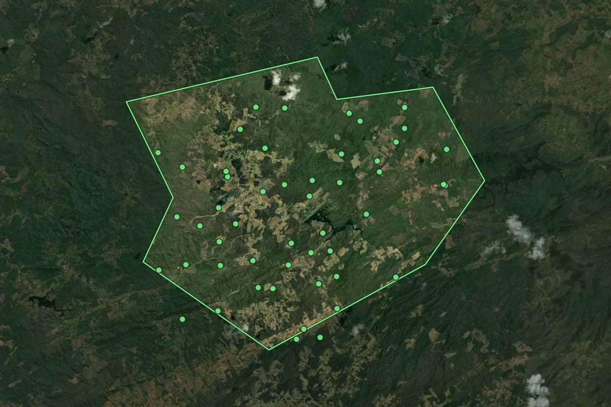 Imagem de satélite de Curral Velho (PB), com o contorno do município e a posição dos imóveis desta página.