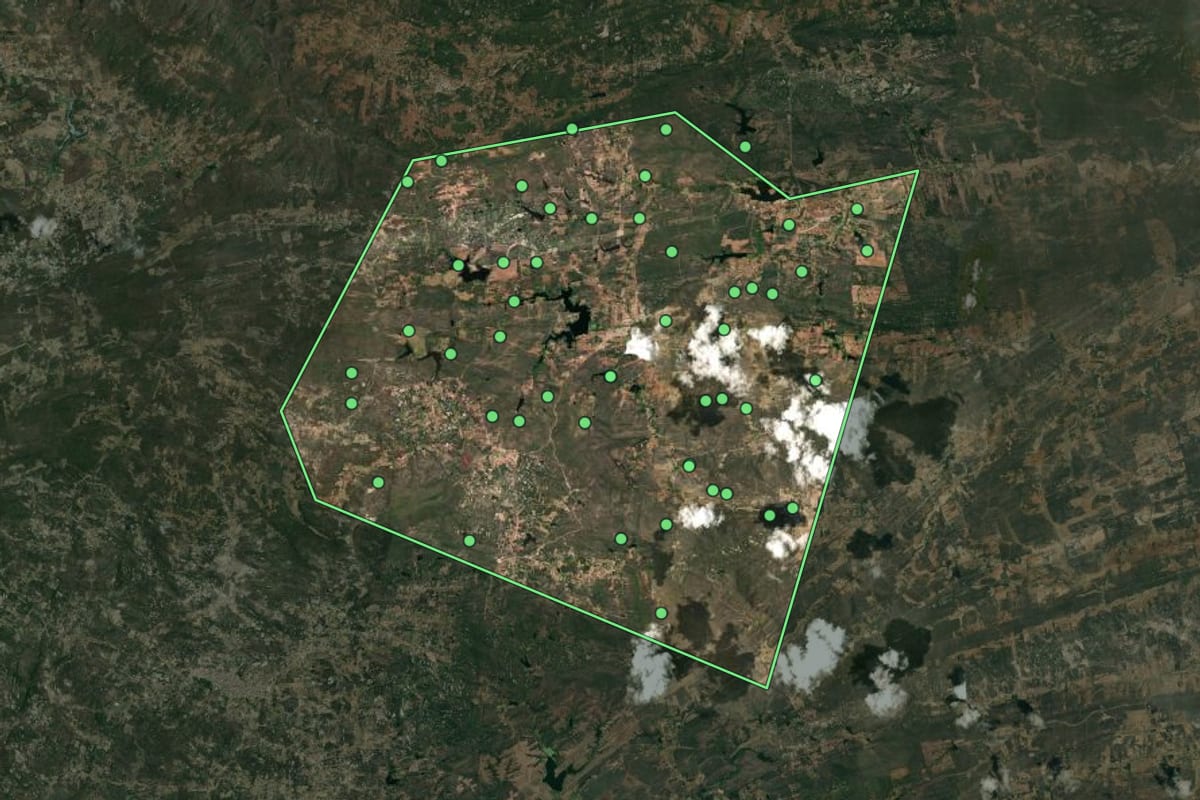 Imagem de satélite de Desterro (PB), com o contorno do município e a posição dos imóveis desta página.