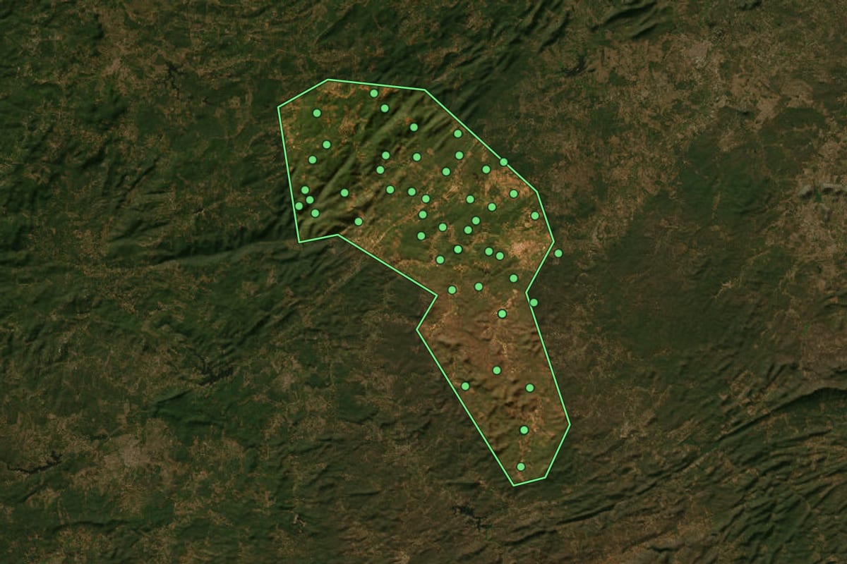 Imagem de satélite de Diamante (PB), com o contorno do município e a posição dos imóveis desta página.