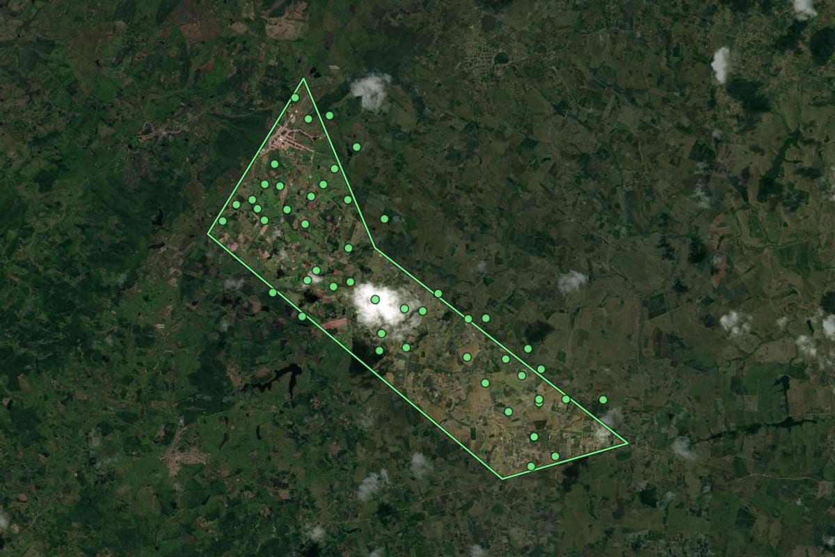 Imagem de satélite de Duas Estradas (PB), com o contorno do município e a posição dos imóveis desta página.