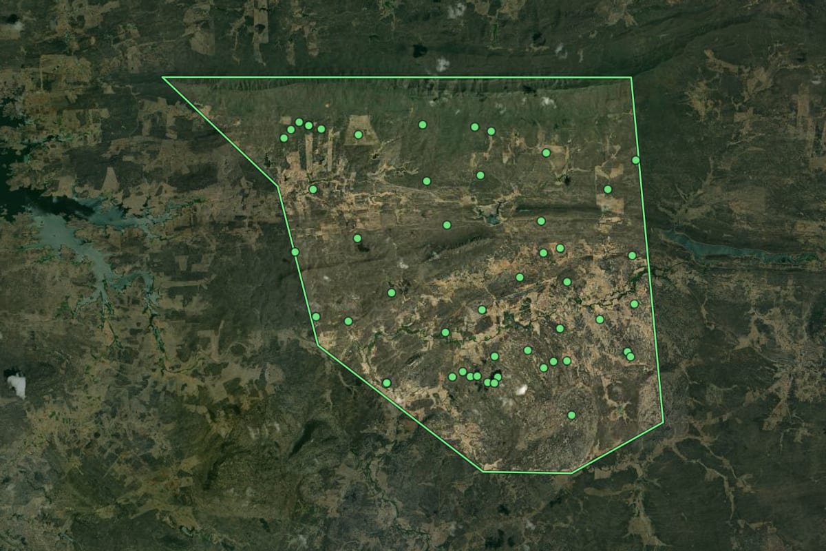 Imagem de satélite de Emas (PB), com o contorno do município e a posição dos imóveis desta página.
