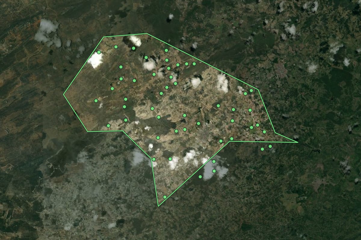 Imagem de satélite de Esperança (PB), com o contorno do município e a posição dos imóveis desta página.