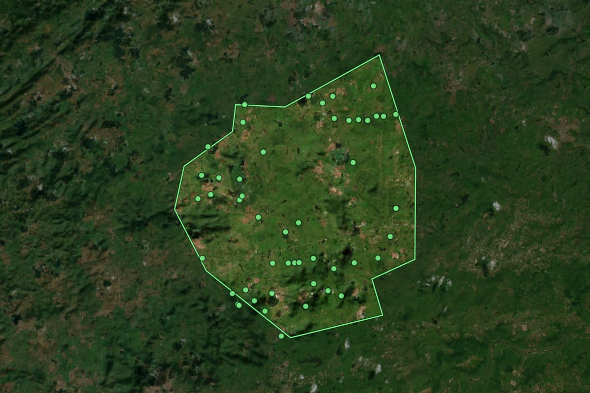 Imagem de satélite de Gurinhém (PB), com o contorno do município e a posição dos imóveis desta página.
